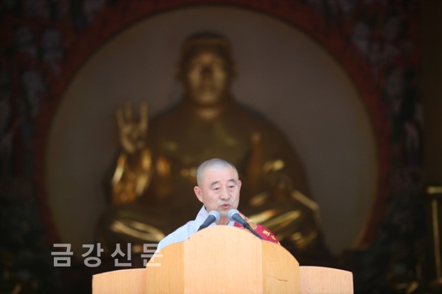 천태종 총무원장 정산 스님이 추모사를 통해 상월원각대조사를 추모하고 있다.