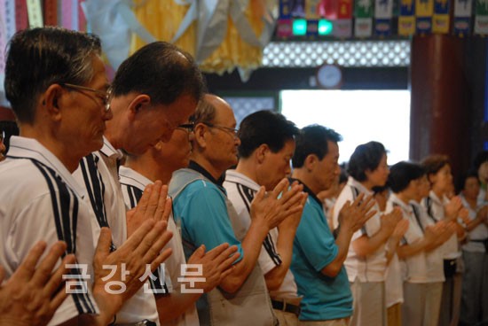 금강불교대학 총동문회 수련법회 참가자들이 입제식에서 삼귀의와 반야심경 봉독을 하고 있다.