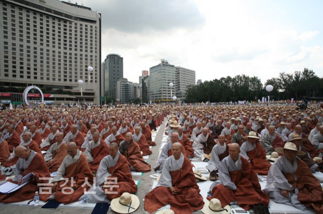 이명박 정부 종교차별 규탄대회에 참석한 스님들.