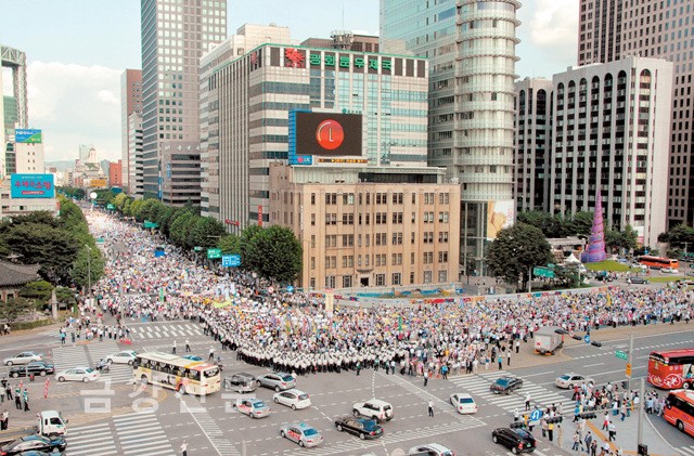 서울시청부터 조계사까지 이어진 거리행렬. 수만 군중이 종로를 뒤덮었다.