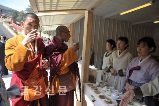 천태종이 마련한 체험부스에서 티베트 스님들이 차를 마시며 한국 차에 대해 여러가지 질문을 던지고 있다.