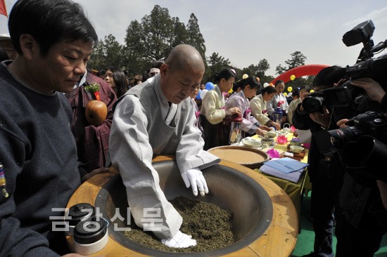 천태차문화보존회 회장 세운 스님(천태종 교육부장)이 27일 팔대처원림차문화제 개막식에서 한국 전통제다법을 시연하고 있다.