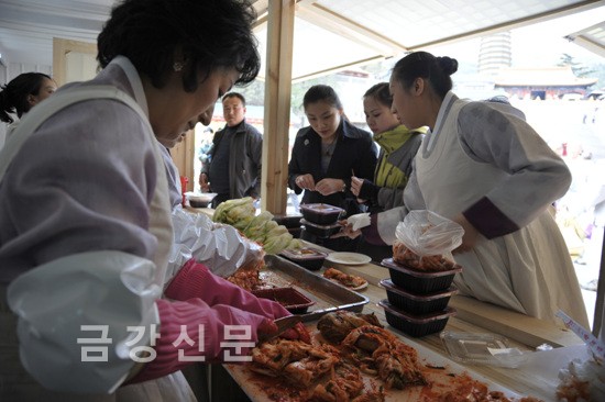 한국음식 부스 중 김치 체험장 모습. 많은 중국인들이 한국의 김치 제조법 등에 높은 관심을 보였다.