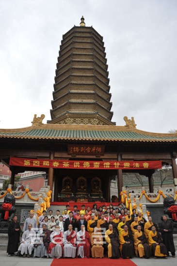 제4회 춘다공불재승감로법회(春茶供佛齋僧甘露法會) 후 한국 및 중국 참가자들이 기념촬영했다.