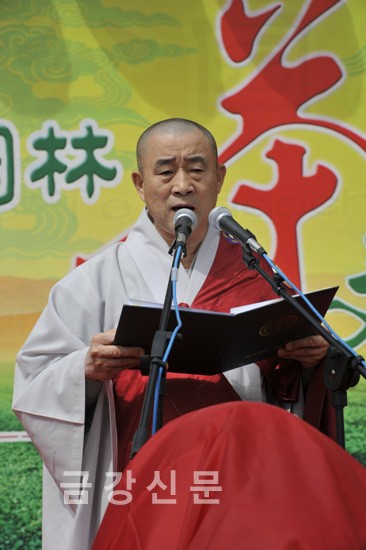 제9회 팔대처중국원림차문화제 개막식에서 천태종 총무원장 정산 스님이 축사하고 있다.