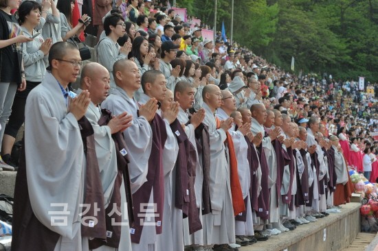 천태종 스님들이 동국대 운동장에서 열린 연등법회에서 합장하고 있다.