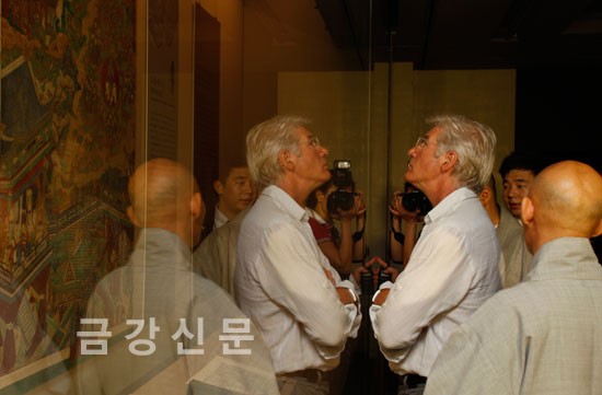 자선 사진전 ‘순례의 길’ 전시 홍보차 내한한 리차드 기어가 21일 오전 불교중앙박물관을 관람하고 있다.