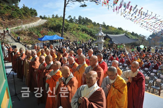 2일 오전 양양 낙산사 보타전에서 열린 한중일 세계평화기원법회에서 한국측 참석자들이 예불하고 있다.