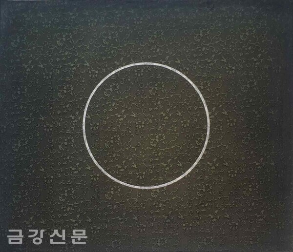 박경귀 작가의 ‘세상과 하나되어’(52x45cm, 천위에 분채, 2022).