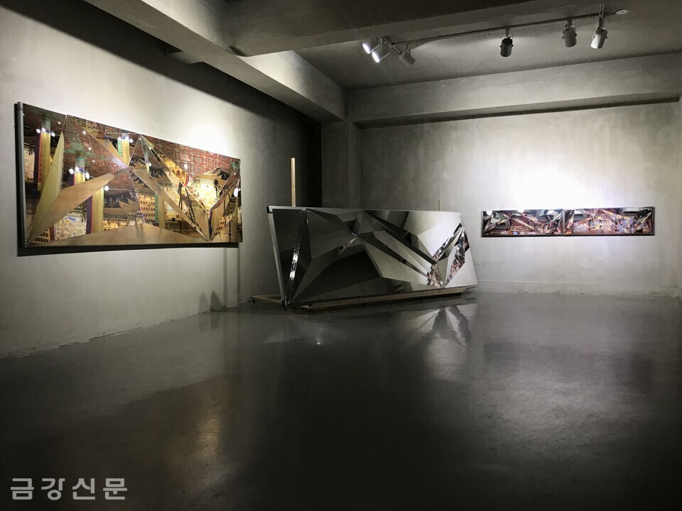 홍천과 서울을 오가며 활발히 활동하고 있는 용해숙 작가는 2월 17일까지 인사동 나무아트에서 개인전 ‘유토피아삼경(Utopia 3 Views)을 열고 있다.