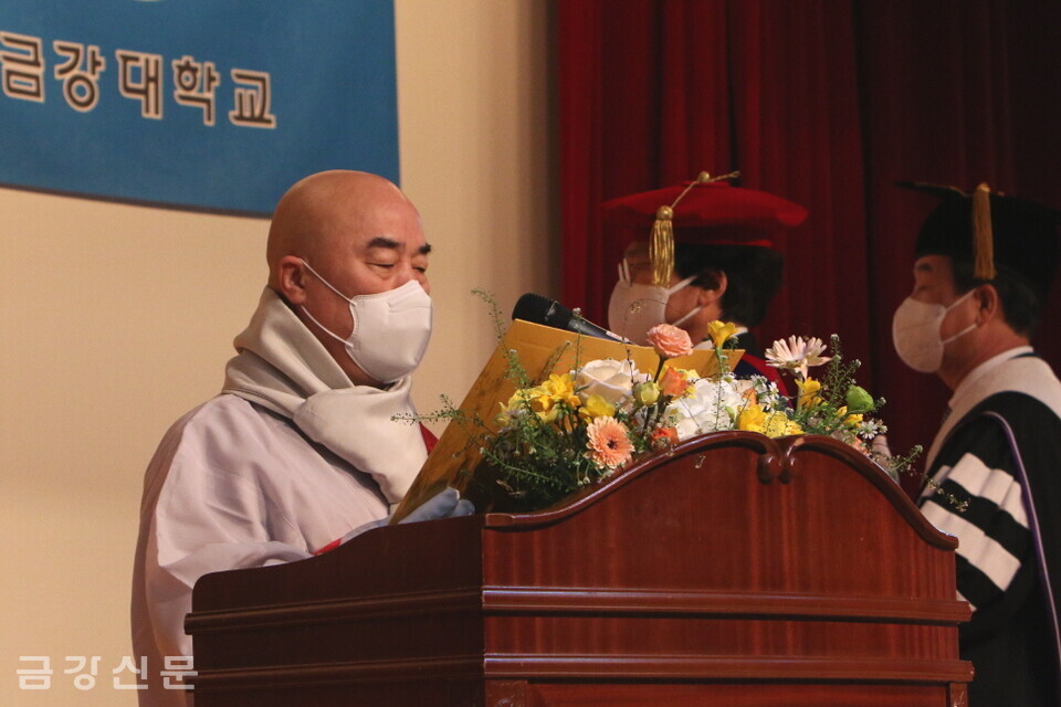 종의회의장 무원 스님이 상월원각대조사 법어를 봉독하고 있다.