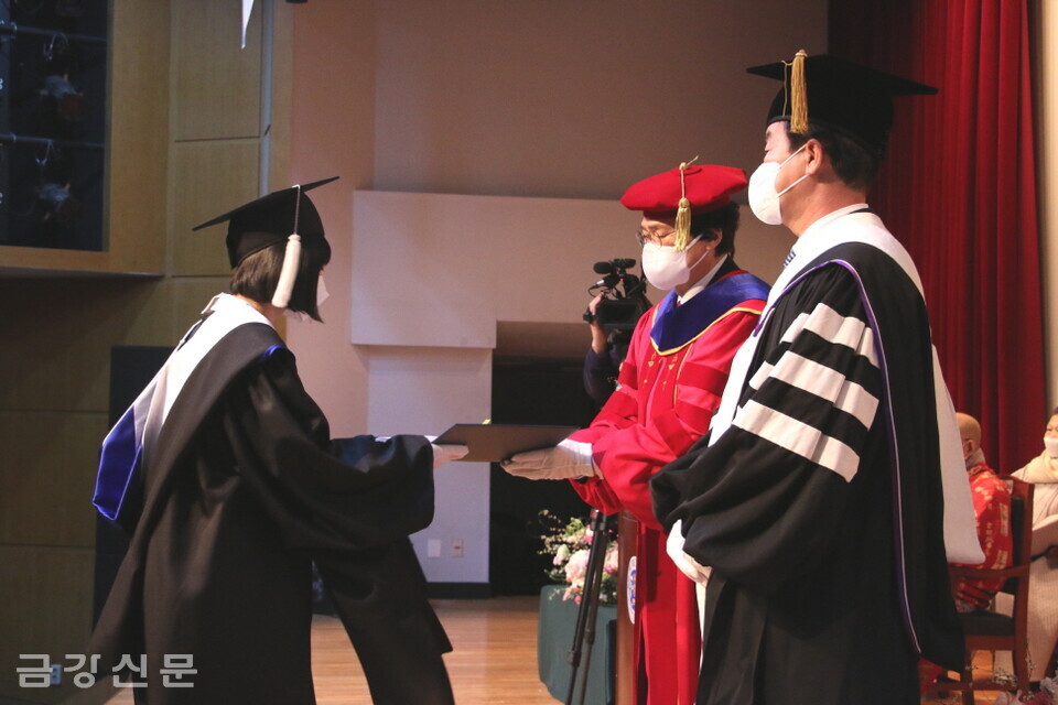 정용덕 총장이 이혜린 석사 졸업생에게 학위를 전달했다.