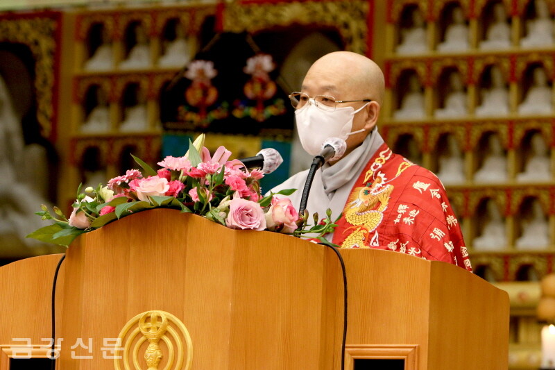 총무원장 문덕 스님이 치사를 통해 서울 금강불교대학 39기의 졸업을 축하하고 있다.