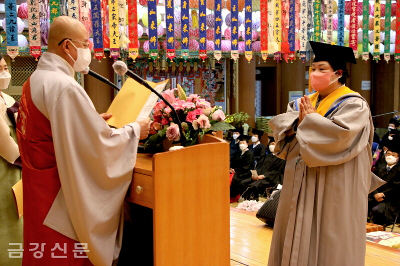 김민정 수료생이 교법사과 수료생을 대표해 수료증서를 받고 있다.