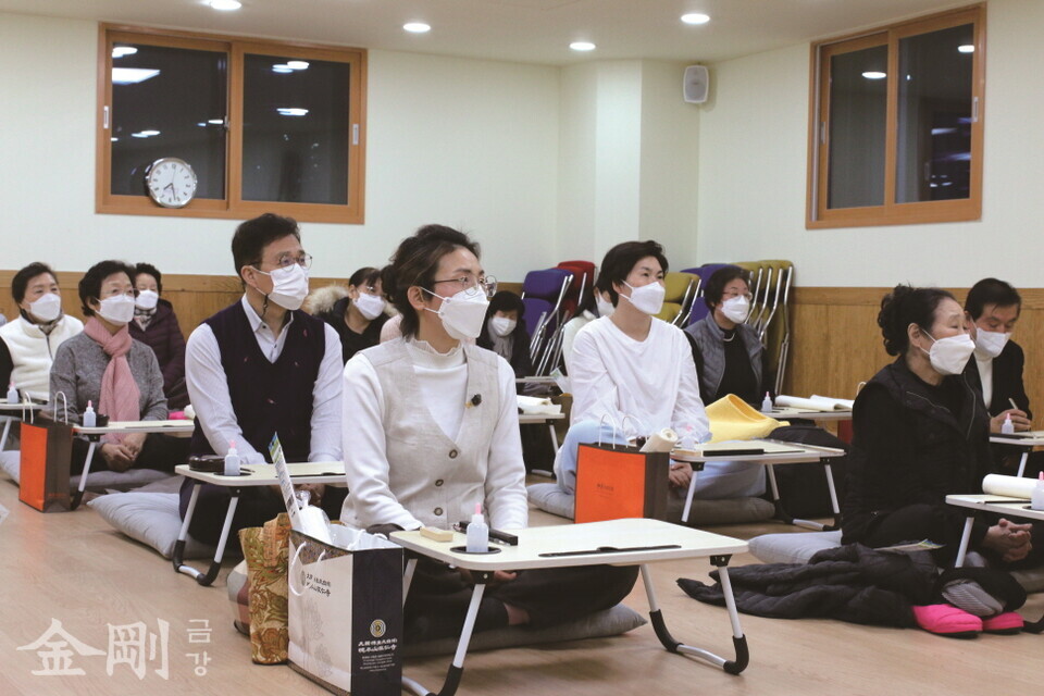 전통사경반 수강생들이 박경빈 강사의 강의를 듣고 있다.