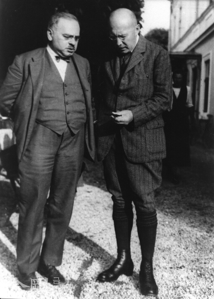 아들러(왼쪽)와 독일의 심리학자 레온하르트 사이프(Leonhard Seif). 1925년 독일 잘츠부르크에서.