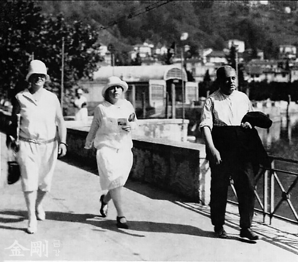 아들러와 부인 히츠베이(Mrs. Hitz-Bay), 그의 딸 알렉산드라 아들러. 1927년 스위스 로카르노에서.