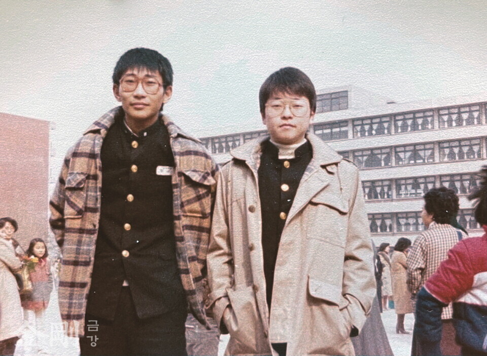1982년 여의도고등학교 졸업식에서 친구와 윤용진 감독(오른쪽).