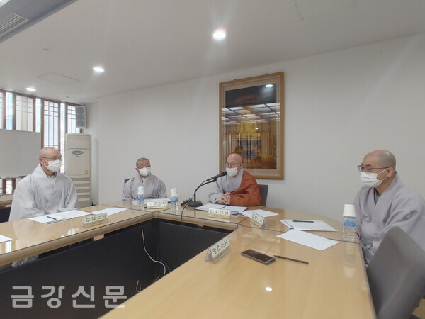 3월 15일 오후 2시 한국불교역사문화기념관 2층 회의실에서 진행한 기자간담회에서 교육원장 진우 스님이 책에 대해 설명하고 있다.