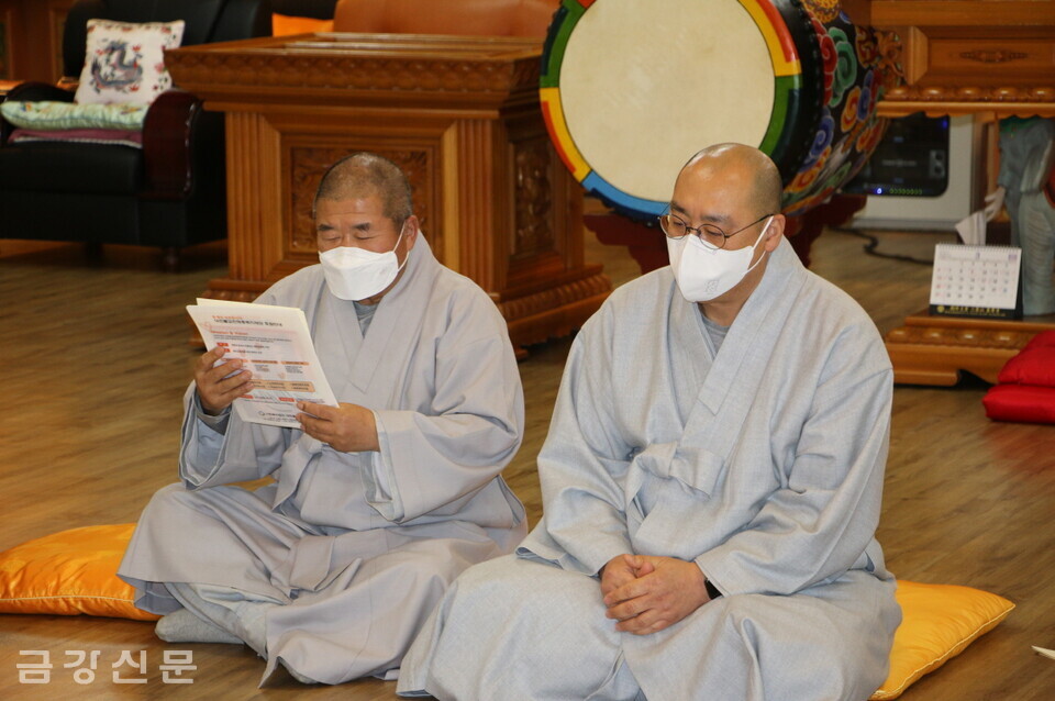 후원자들의 응원 메시지를 읽고 있는 봉화사 주지 성진 스님.