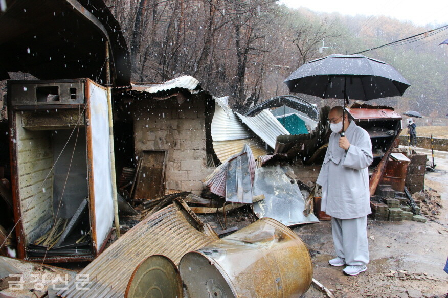 성해 스님이 산불로 인해 전소된 집을 바라보고 있다.