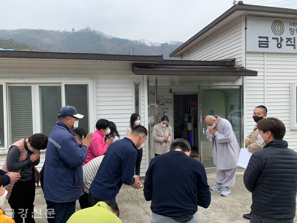 천태종복지재단 사무총장 성해 스님은 3월 25일 산하시설인 금강직업재활시설을 방문해 이용자들을 격려로했다.