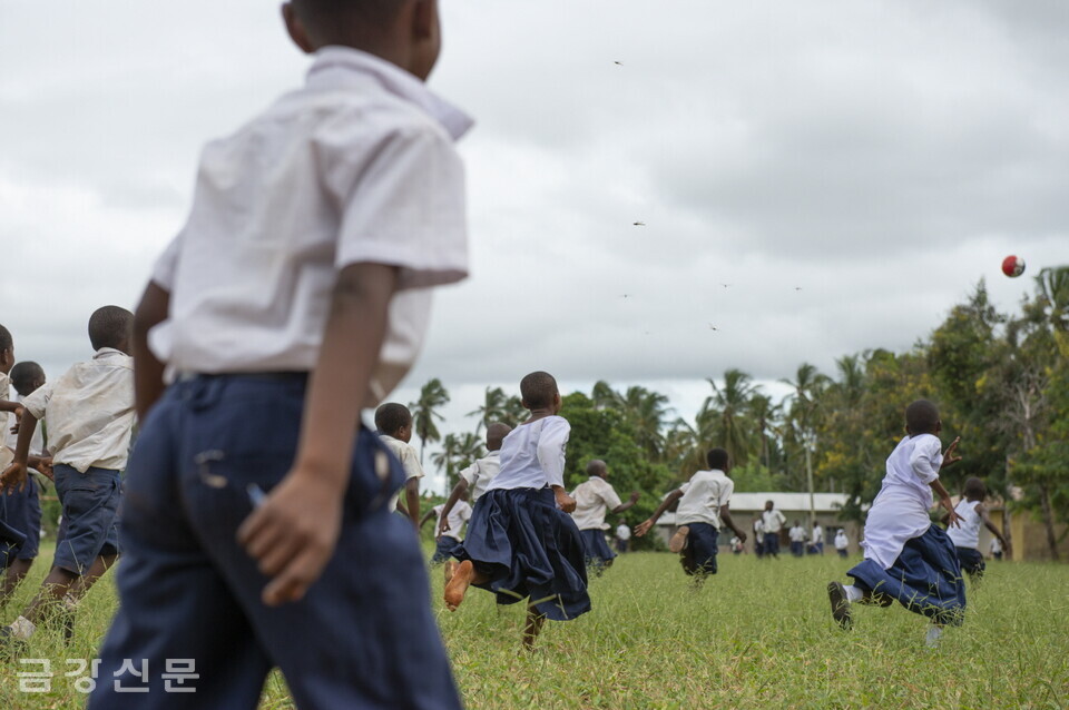놀이시설이 없어 야외에서 놀고 있는 탄자니아 아이들.