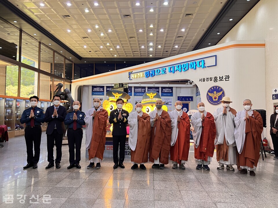 서울경찰청 경승실과 불교회는 4월 20일 오후 3시 30분 서울경찰청 로비에서 ‘불기 2566년 부처님오신날 봉축 점등식’을 봉행했다. 