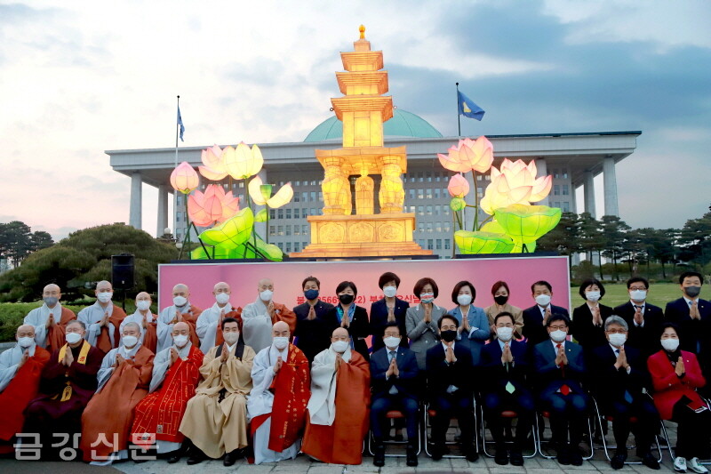 부처님오신날까지 국회를 밝힐 봉축탑 앞에서 참석내빈이 기념촬영을 하고 있다.
