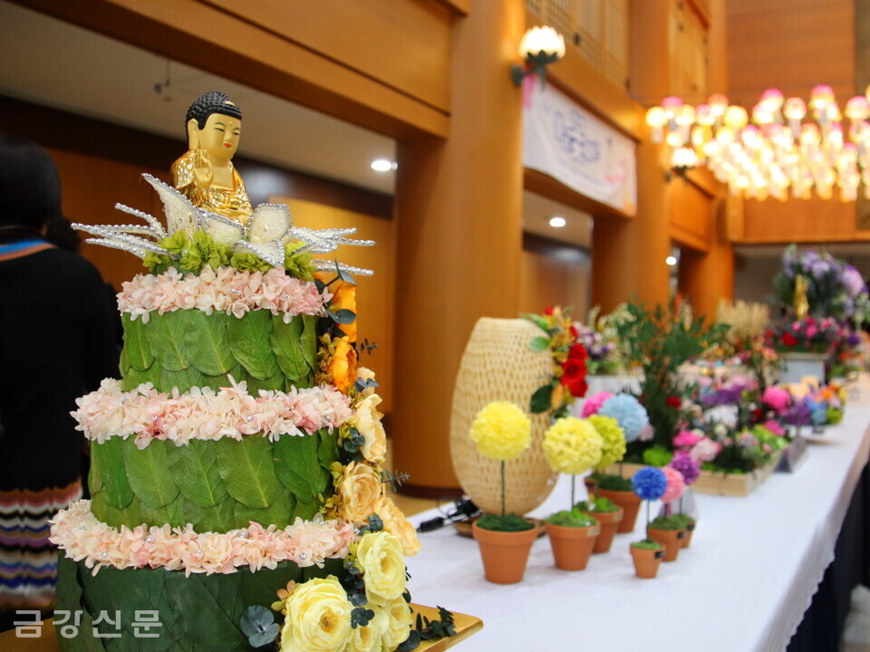 한국불교꽃예술회는 4월 26일 오후 2시 서울 한국불교역사문화기념관 1층 로비에서 제13회 불교꽃예술전 개막식을 개최했다.