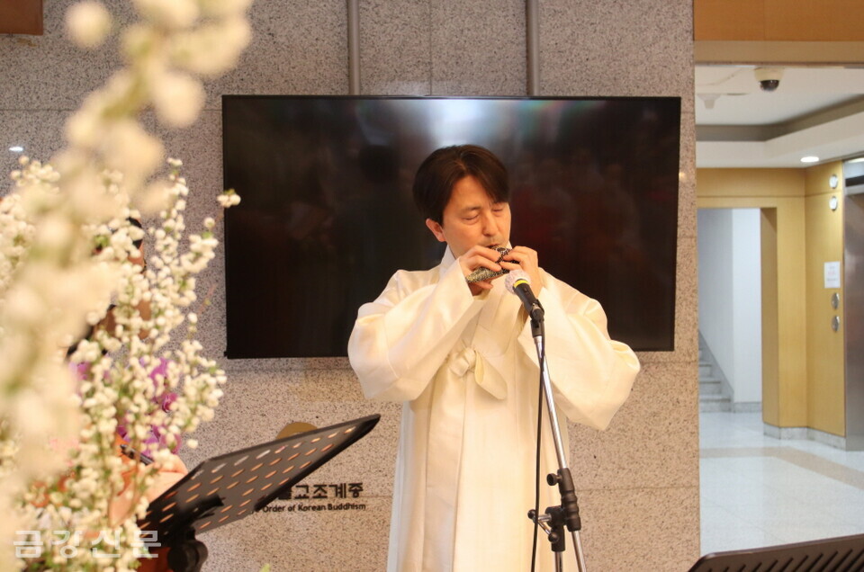 이날 행사는 한국식오카리나 김준모 대표의 축하공연으로 시작됐다. 