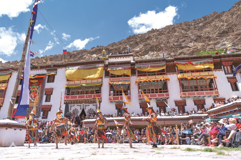 14세기 탕돈걀뽀 스님은 본격적인 서사극을 사원에 들여와 ‘라모(Lhamo)’라는 종합연극으로 발전시켰다. 험준한 지역에 사는 주민들을 위한 사회간접시설 확충 비용마련이 목적이었다. 2019년 7월 라다크의 한 사원에서 열린 ‘참’ 공연. 