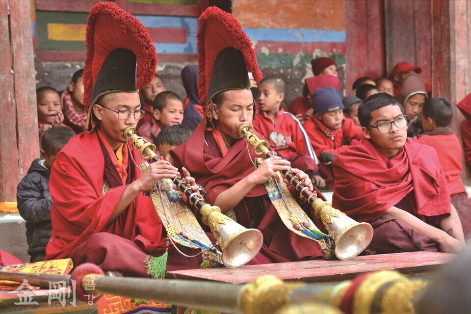 젊은 스님들이 의식에 맞춰 둥첸을 연주하고 있다. 