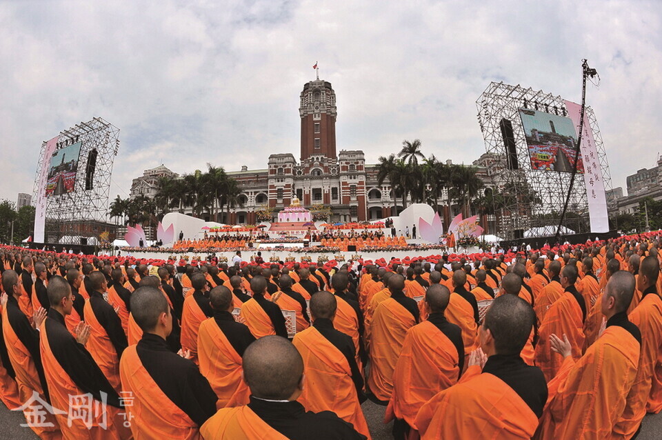 대만 총통부 앞 광장에 1,000여 명의 스님들이 운집해 있다. 〈사진=대만 불광산사〉