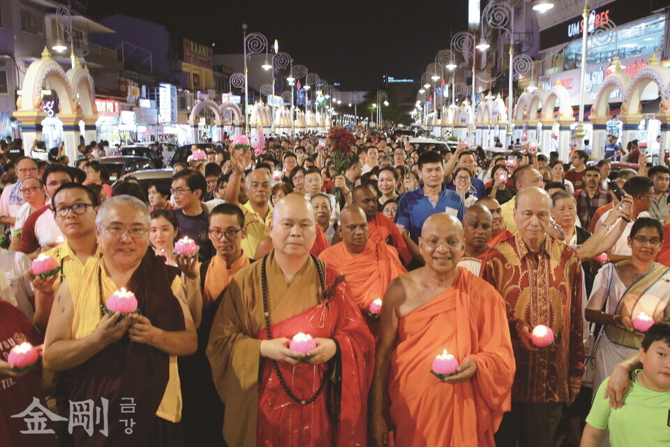 봉축 퍼레이드에서 연등 촛불을 밝힌 스님과 불자들이 즐거워하고 있다. 〈사진=GettyimagesBank〉