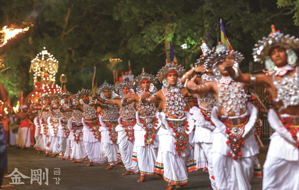 스리랑카에서는 치아사리 이운 때 춤을 추는 것을 큰 영광으로 여긴다. 그래서 축제기간에는 전국에서 많은 예술가와 음악가들이 캔디로 몰려든다. 중앙에 황금빛 연꽃좌대가 보인다. 〈사진=스리랑카관광진흥국〉
