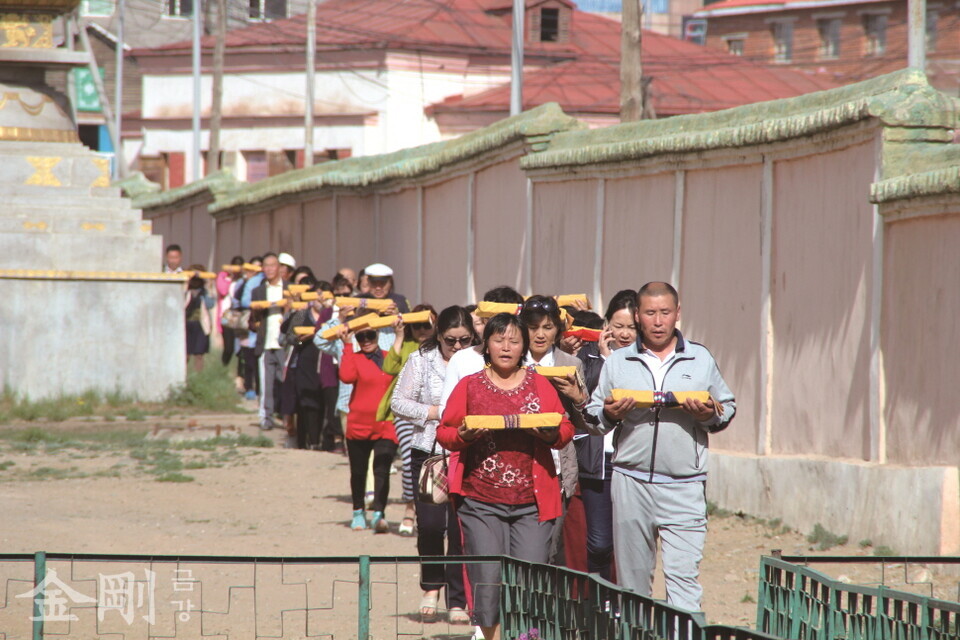 신도들이 경전을 손에 들고 간단사 경내를 돌고 있다. 〈사진=몽골종교인연대〉