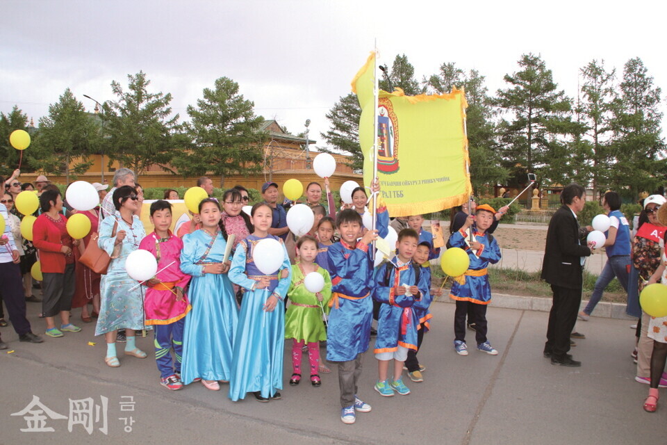 몽골 전통복장을 한 어린이 불자들이 불교 상징기와 풍선을 들고 봉축 행렬에 동참했다.  〈사진=몽골종교인연대〉