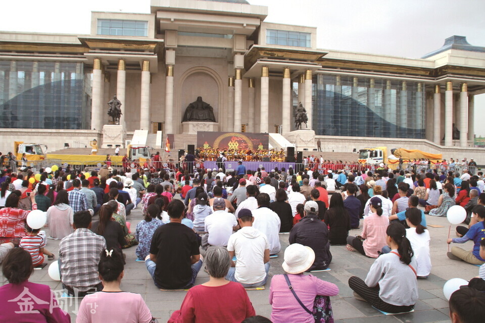 ​​​​​​​ 불자들이 수흐바타르 광장에서 몽골 전통악기 마두금 (馬頭琴) 연주를 들으며 부처님오신날을 봉축하고 있다. 〈사진=몽골종교인연대〉