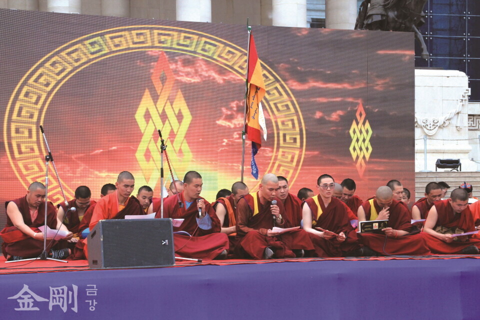 몽골의 수도 울란바토르 중심부에 위치한 수흐바타르 광장에서 부처님오신날 기념행사가 열리고 있다.〈사진=몽골종교인연대〉