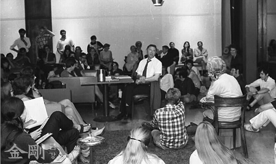 1968년 에이브러햄 매슬로가 미국 매사추세츠주 브랜다이스 대학에서 강의를 하고 있다. 