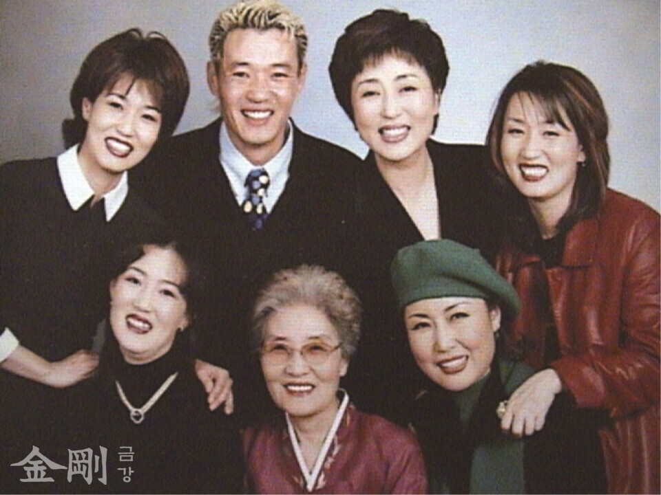 김성녀의 가족사진. 아버지인 연출가 김향은 1999년 별세했다. 