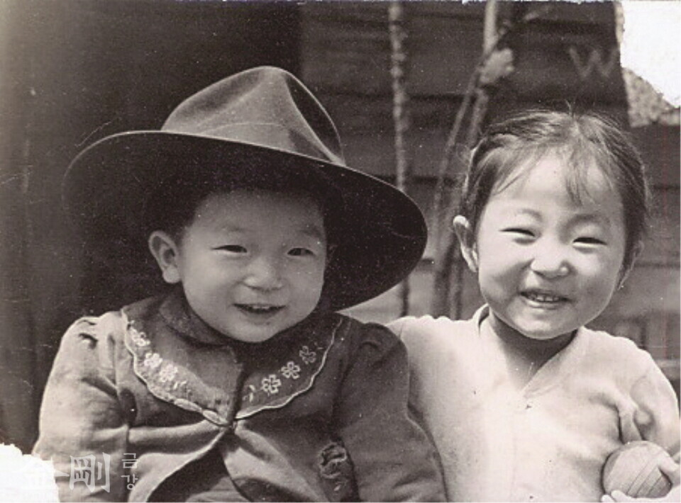 어린시절의 김성녀(오른쪽). 사촌동생과 환하게 웃고 있다. 