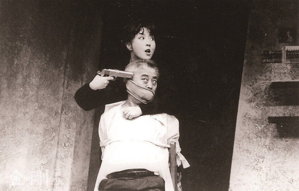 1992년 4월 6일부터 14일까지 문예회관 대극장에서 공연된 연극 ‘죽음과 소녀’. 남편 손진책이 연출을 맡았다. 