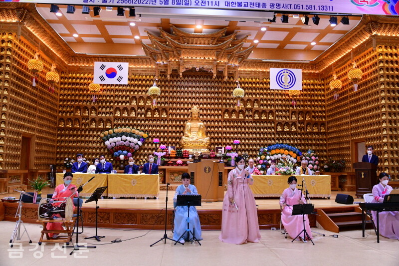 6인조 국악그룹 ‘뜨락’이 연주를 선보이고 있다.