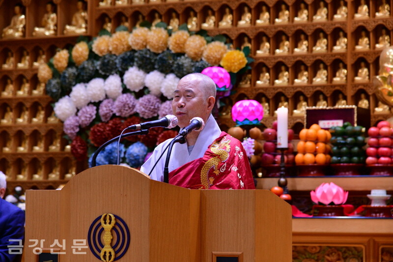 부산 광명사가 5월 8일 지관전에서 ‘불기2566년 부처님오신날 봉축 법요식’을 봉행했다. 주지 춘광 스님이 법요식에서 부처님오신날의 의미를 설명하고 있다. 