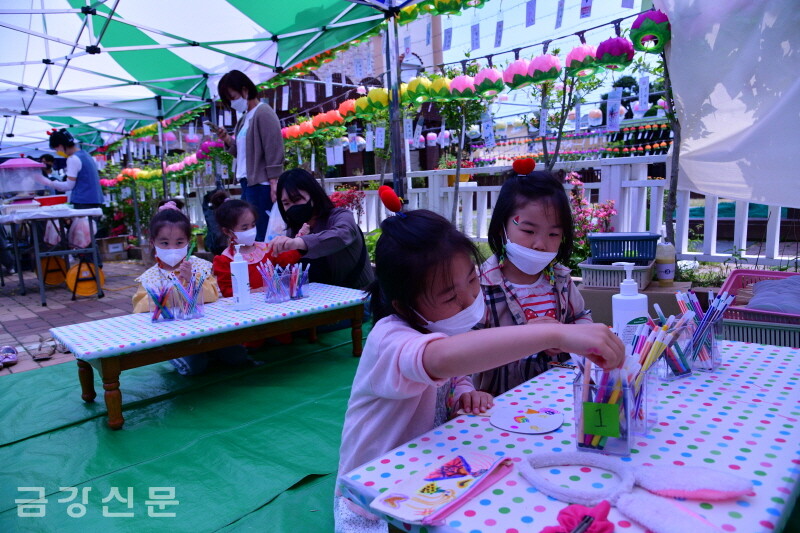 광명사를 찾은 아이들이 불교문화한마당을 즐기고 있다. 