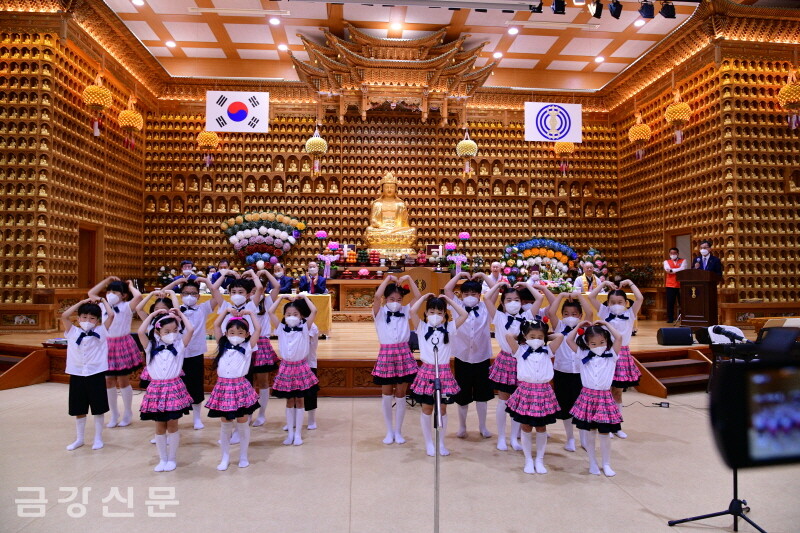 광명사 어린이합창단의 공연 모습.