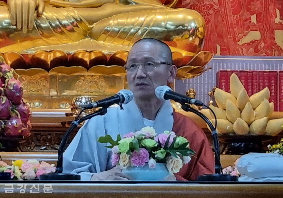 월도 스님은 봉축사를 통해 “너와 내가 모두 행복해지는 세상을 위해 부처님의 참 가르침을 실천하는 불자자가 되어야 한다.”고 당부했다.