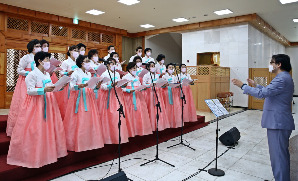 서울교구 연합합창단이 봉축의 노래를 부르고 있다.